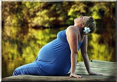 Grassy mother relaxes for a moment - you get tired and it could be good to sleep better during pregnancy