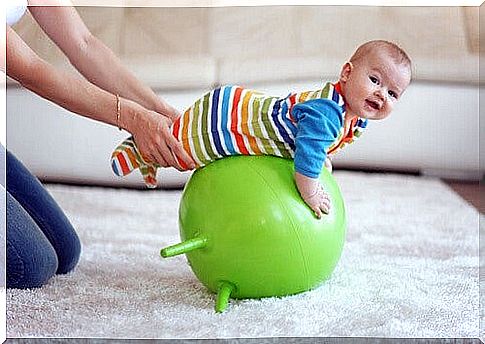 Activity stands and play balls are healthy for the baby's development