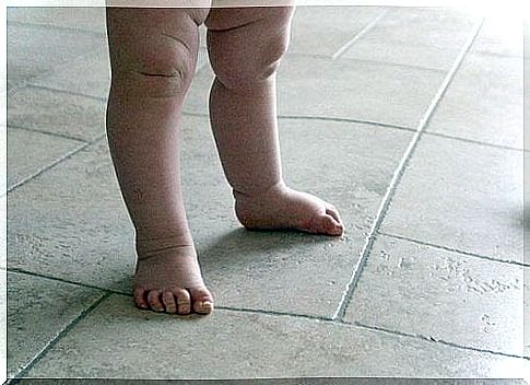 baby with bare feet