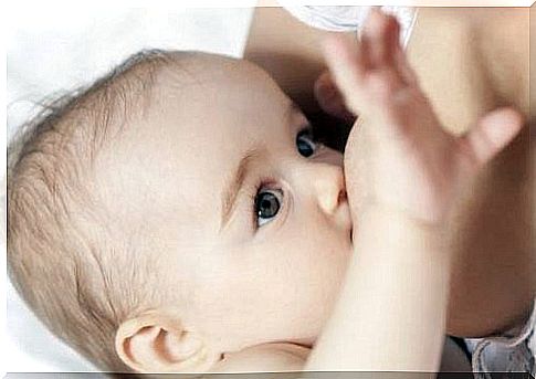 baby makes eye contact during breastfeeding