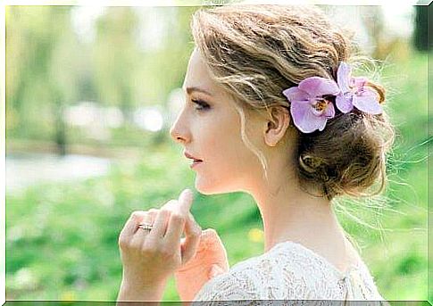 Hair ornaments for brides: Romantic styles with flowers