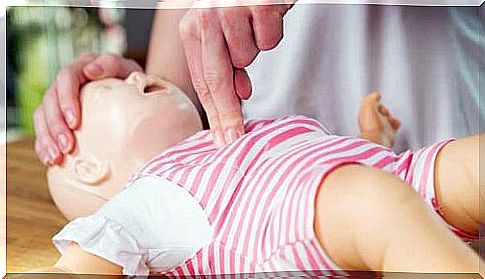 How to perform cardiopulmonary resuscitation on a baby