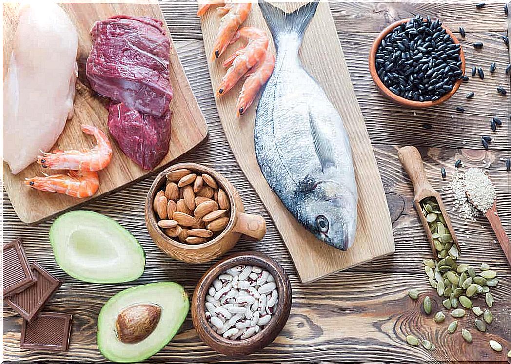 Sources of zinc, including fish, shrimp, chicken, meat, nuts, seeds and avocados